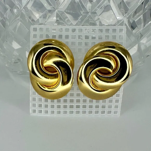 2” Vintage Chunky Interlocking Gold-Tone Clip Earrings - Picture 1 of 7